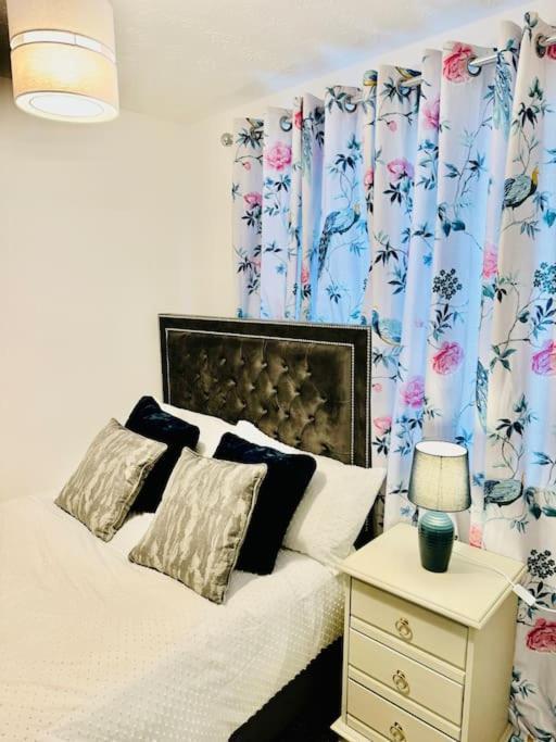 Vila Luxury 4 Bed House In Coventry Exteriér fotografie